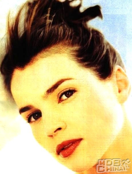 朱莉婭·奧蒙德124014