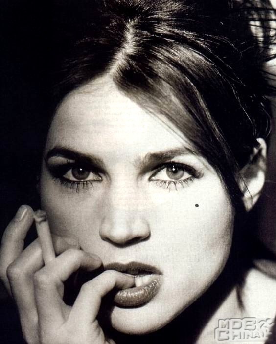 朱莉婭·奧蒙德124027